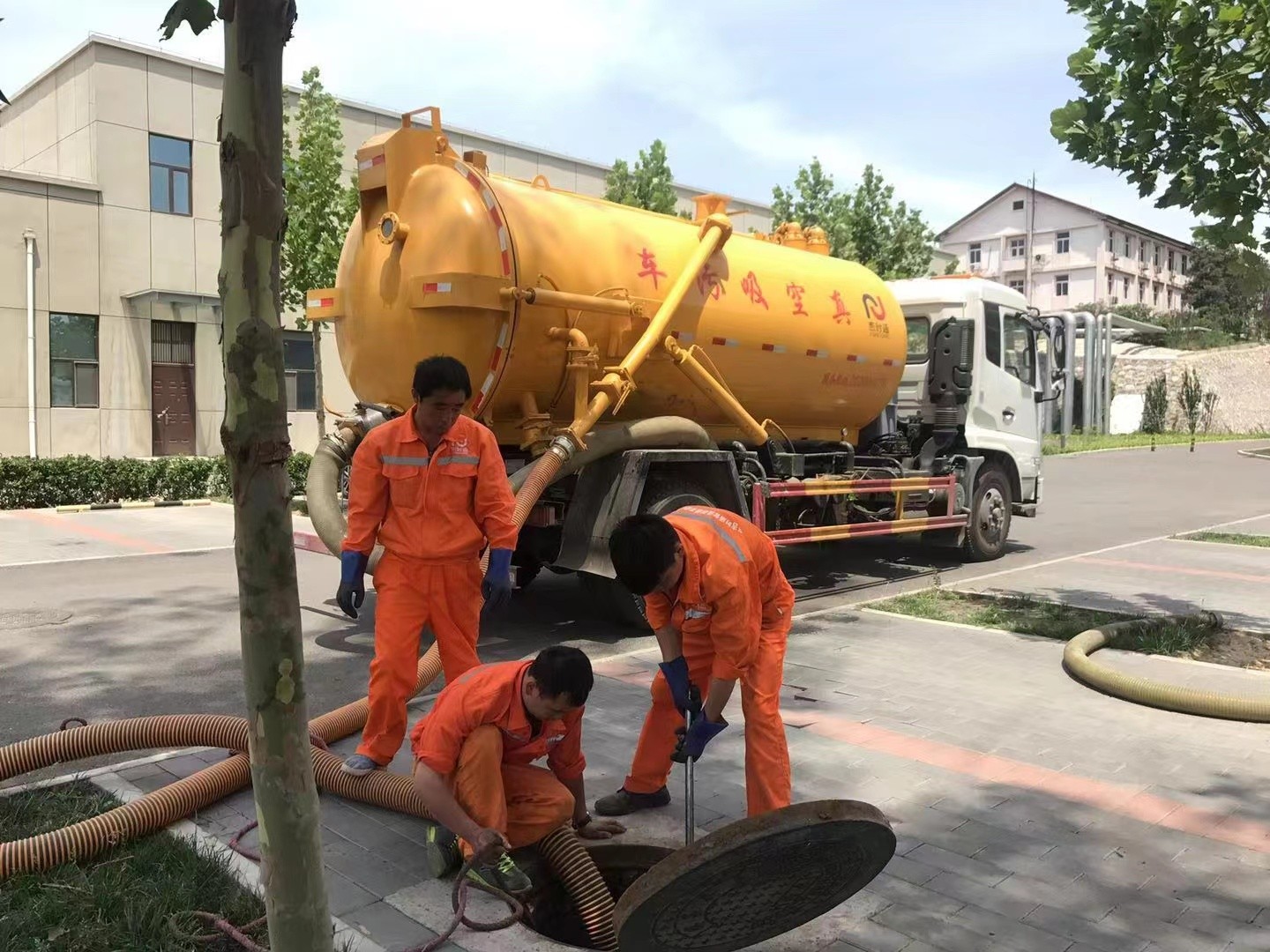 三家镇管道疏通车停在窨井附近