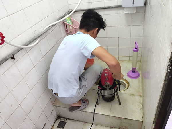 三家镇管道堵塞冒臭气 专业师傅现场解决问题