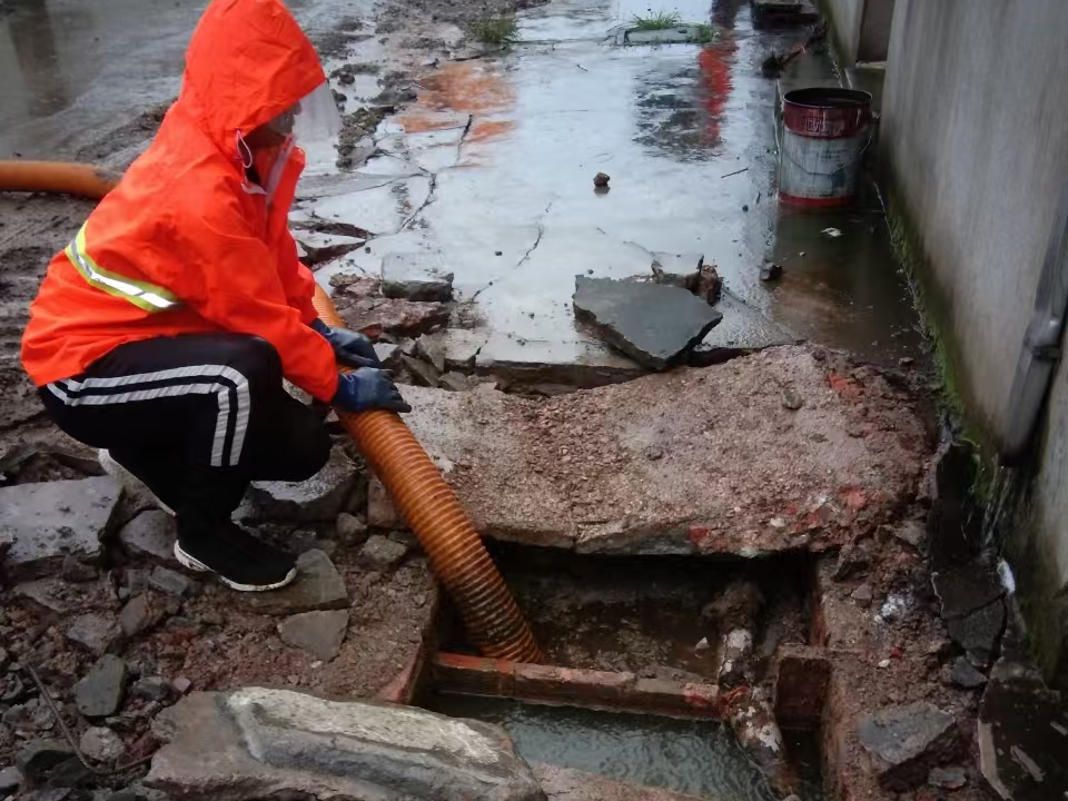 三家镇专业清理污水池 炜誉市政以规范流程守护城市 “肠道”