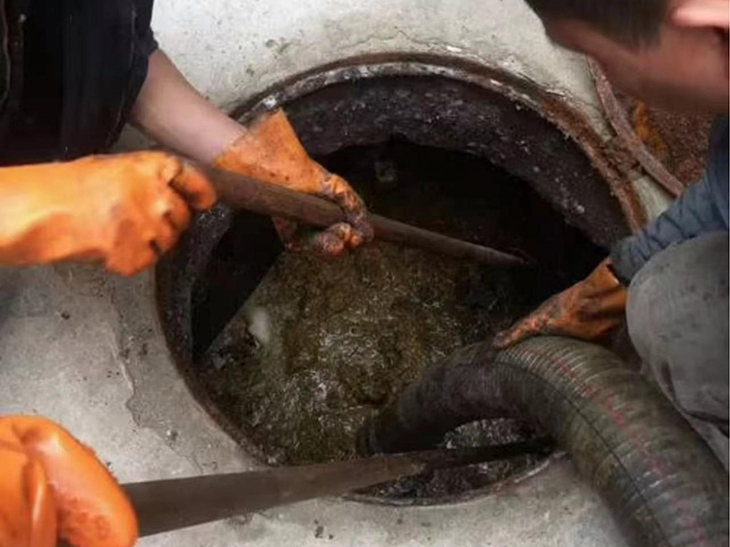 三家镇清理化粪池时如何避免沼气的危害？